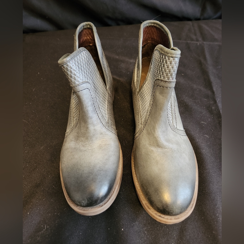 Women's Gray Textured Ankle Boots